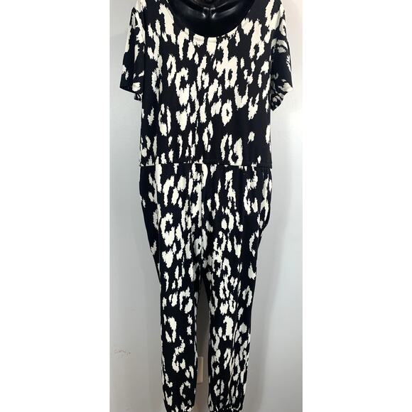 LuLaRoe Black & White Short Sleeve Jumper - Size Medium - Picture 4 of 4